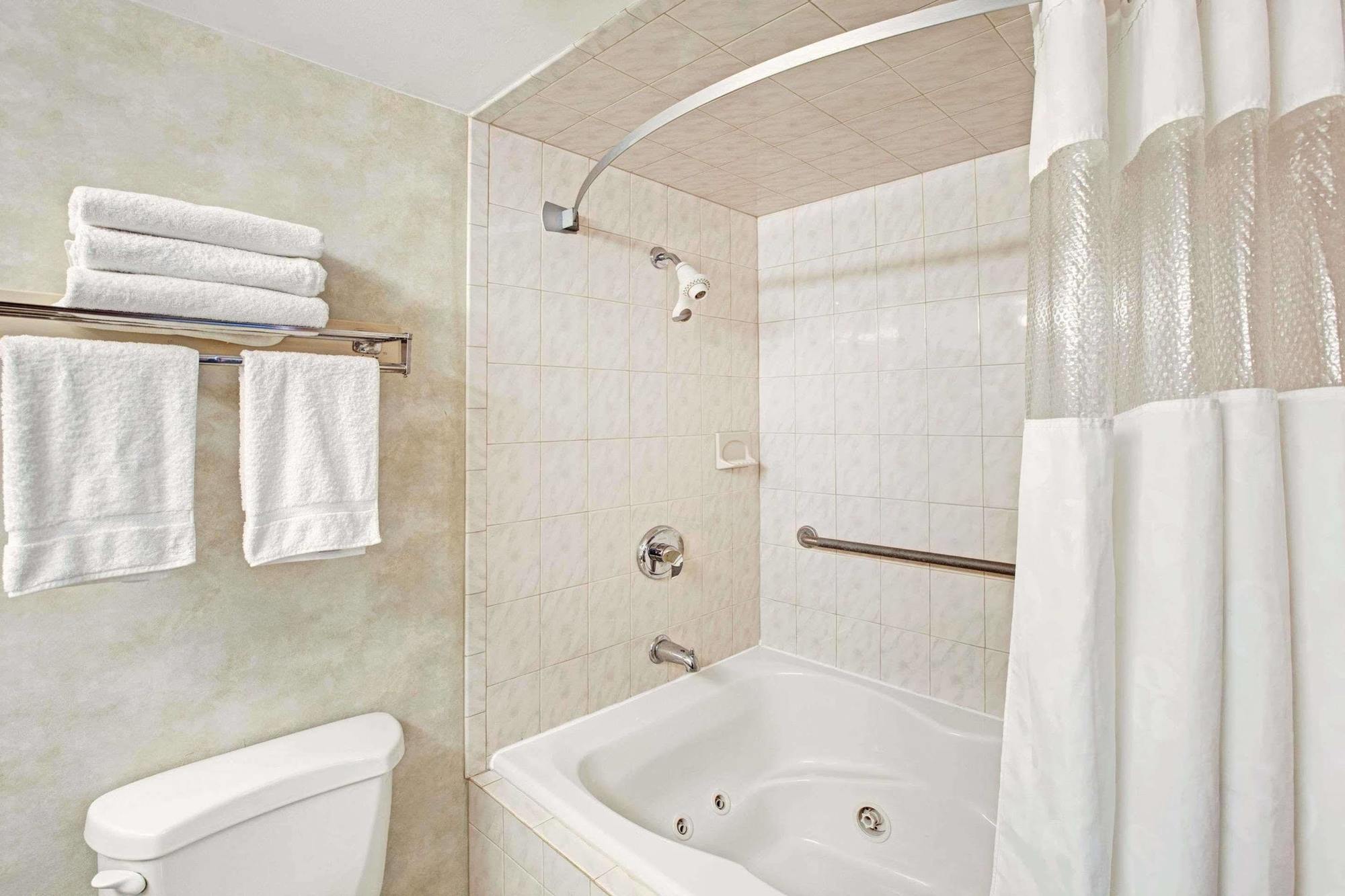 מלון Ramada By Wyndham פלמינגטון מראה חיצוני תמונה